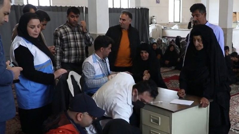 توزیع داروی ضروری آسیبدیدگان سیل در بخش سرفیروزآباد توسط گروه کوبل